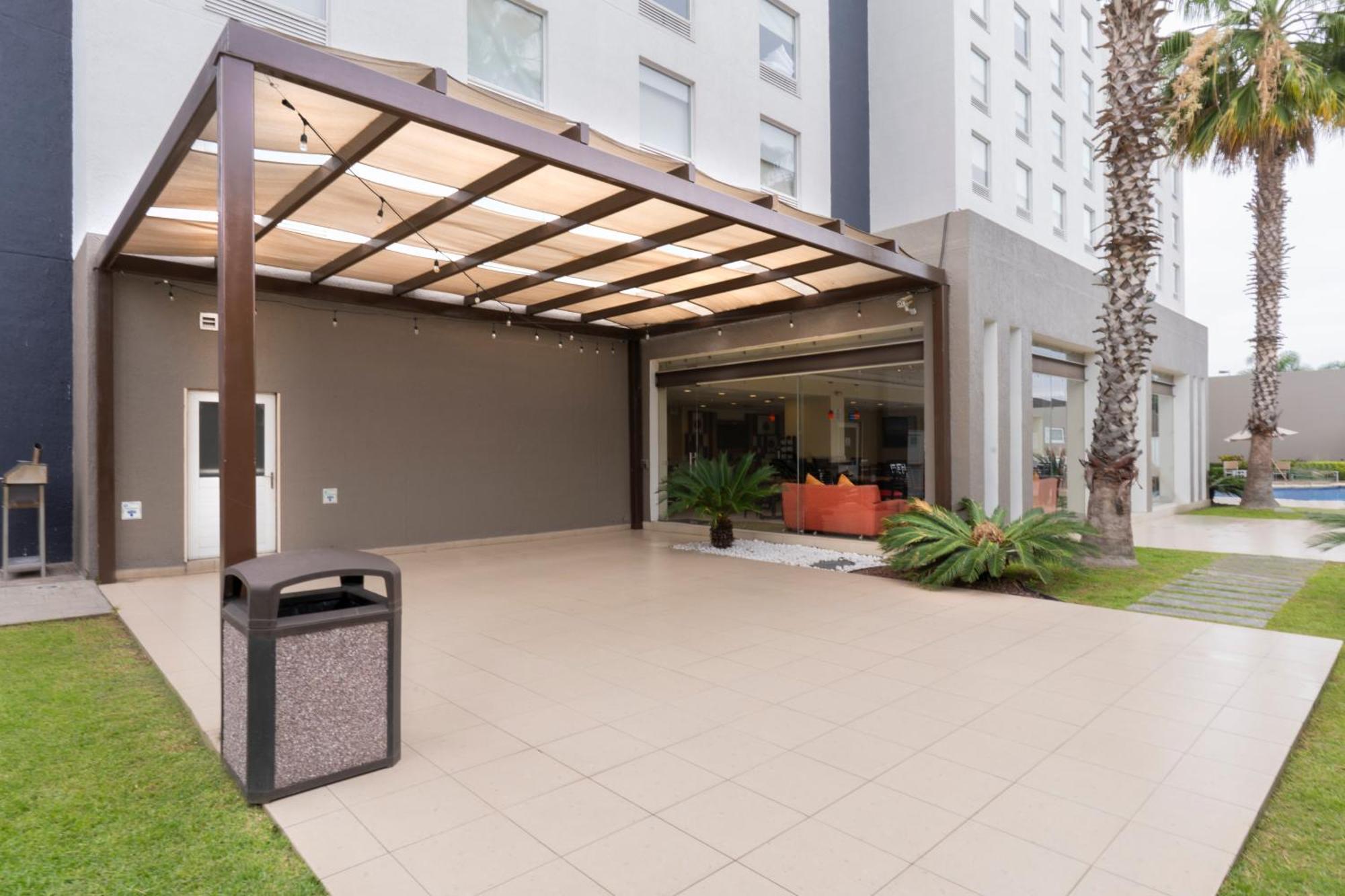 Holiday Inn Express Guadalajara Aeropuerto By Ihg Las Pintas Exterior foto